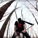 Memainkan gitar sekop | Foto: tangkapan layar YouTube Rob Scallon