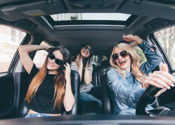 Mendengarkan musik di mobil | Foto: Shutterstock