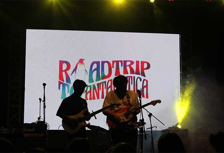 Personil sedang memainkan alat musik - Roadtrip to Antarctica